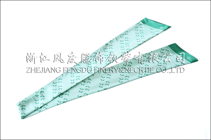 農行 仿絲雙層衣領 規格：132x9.5x6.5cm